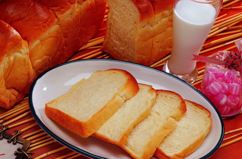 Beyaz ekmeğin içinde kaç kalori vardır, vitamin ve mineral içeriği, vücut için daha faydalıdır.