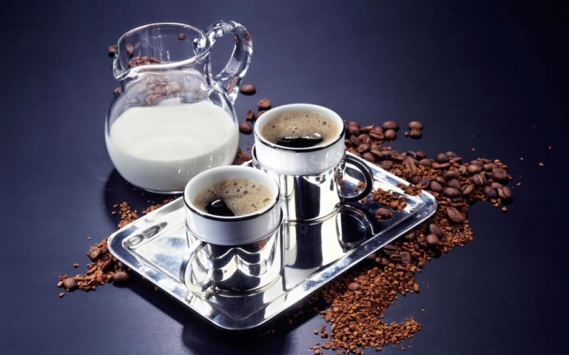 Wie viele Kalorien enthält Kaffee mit Milch, wie hoch ist die Zusammensetzung des Getränks, welche Vorteile und welche Gesundheitsschäden sind zu erwarten?