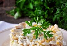 kūpinātas vistas un konservētu kukurūzas sēņu salāti