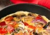 omelet dengan cendawan, tomato dan keju