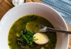 Suppe mit Spinat, Ei und Nudeln